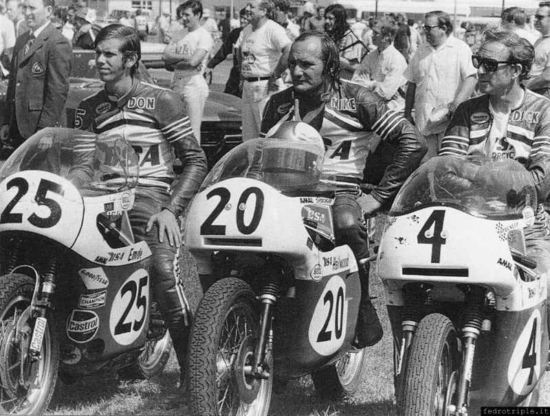 Souvenir photo shortly before the start of the race (from left to right): Sun Emde, Mike Hailwood and Dick Mann (the winner) riding the Rocket 3.
